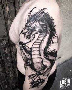 tatuaje_dragon_brazo_logia_barcelona_kevin_plane 